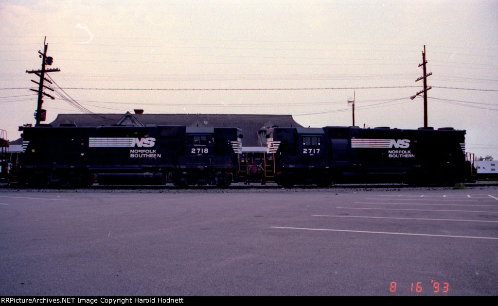 NS 2718 & 2717 beside the station